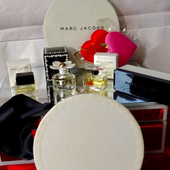 MARC JACOBS ๐ Perfume, 2 Eau de Toilette, Perfumed Lotion, Permanent Case NWT - Picture 7 of 11